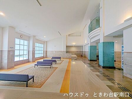 大きな格子窓から自然光が差し込む明るいロビーラウンジ。上品な絨毯と落ち着いた色調の内装が、穏やかな時間を演出します。