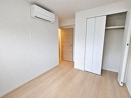 クローゼットのある洋室。衣類の置き場まで考えながら、自分らしい寝室や仕事部屋を思い描いてみてください。※2026年11月上旬改装完工予定。現況優先。