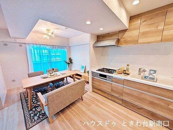 窓から光が差し...