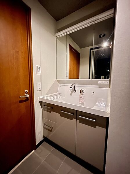 洗面台・洗面所 収納付きで使い勝手の良い洗面スペース。 朝の身支度や帰宅後の手洗いもスムーズに行えます。