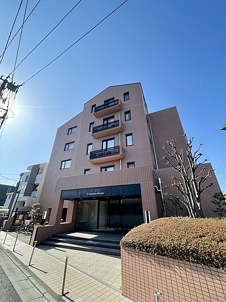 現地外観写真 周辺環境に馴染む外観デザイン。 落ち着いた住環境が期待できます。