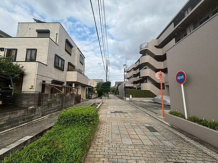 落ち着いた街並みが心地よく、日々の暮らしに静かな安らぎをもたらしてくれる穏やかな周辺環境です。
