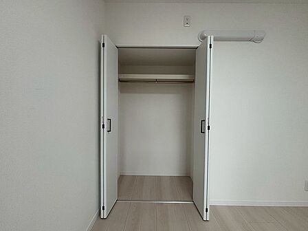 無駄のないシンプルな構成で、住空間にすっきりと調和する落ち着いた佇まいです。