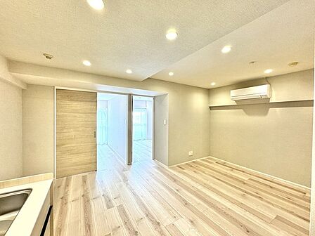 洗練された色調で統一された空間は、日々の暮らしに静かな調和と安らぎをもたらしてくれます。