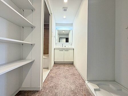 余計な装飾を削ぎ落としたシンプルな空間が、毎日の身支度をより心地よく整えてくれます。