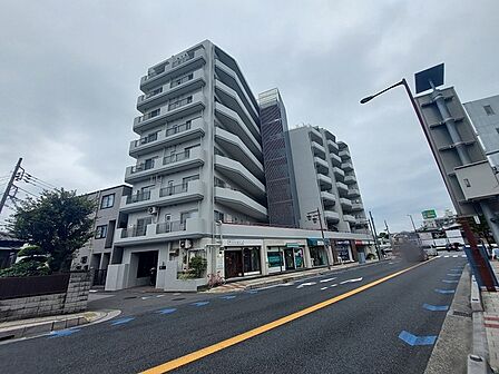 洗練された佇まいが街並みに溶け込む、落ち着きと安心感のある外観デザイン。