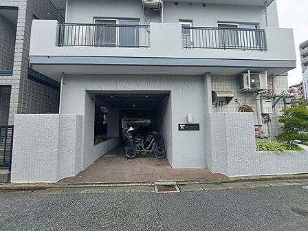 洗練された佇まいが日常に心地よい落ち着きをもたらす住まいのアプローチ
