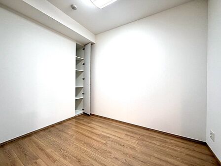 シンプルな内装が生み出す美しい広がりと、心穏やかに過ごせる心地よい静寂に満ちた空間