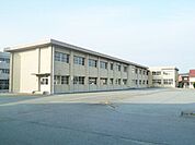 松阪市立花岡小学校 839m