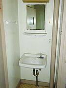 鏡付きの洗面台です！