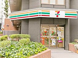 セブンイレブン新宿御苑前本通り店 徒歩2分。 100m