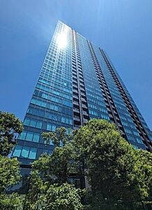 外観：重厚感とスタイリッシュさを兼ね備えたマンション外観。高層階からの眺望も大きな魅力のひとつです。