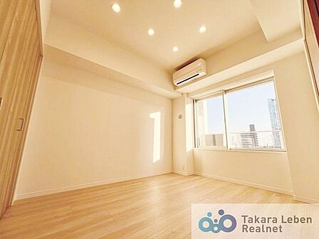 バルコニーに面した開放感あるお部屋。ベッドやデスクなど、家具配置がしやすい腰高窓となっています。
