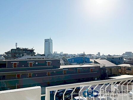 遮る建物なく見晴らしの良い眺望です。室内にも爽やかな風と心地の良い日差しが差し込みます。