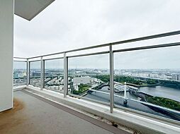 爽やかな風が吹き、採光にも恵まれているバルコニーです。