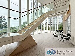 重厚感と高級感のあるデザインのエントランス。エントランス周りは広々としたアプローチとなっており、毎日のお出かけを気持ち良く後押ししてくれます。