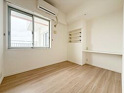 約4.5帖の洋室。備え付けの稼働棚もあり、書斎や作業スペースにもおすすめです。