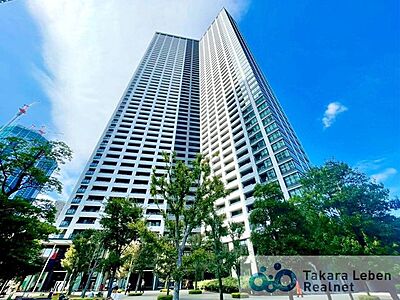 外観:重厚感とスタイリッシュさを兼ね備えたマンション外観。高層階からの眺望も大きな魅力のひとつです。 外観:重厚感とスタイリッシュさを兼ね備えたマンション外観。高層階からの眺望も大きな魅力のひとつです。