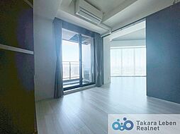 独立したお部屋として利用しても良し。引き戸を開け放してリビング空間の延長として利用しても良いですね。