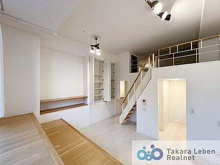空間を有効活用したリビング収納や棚など。天井高の開放感ある空間です。