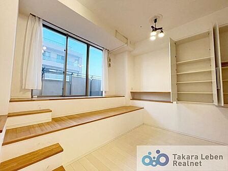 バルコニーまでの小上がりがあるお洒落なデザイン。カウンターや椅子としてなど、幅広く活用できます。