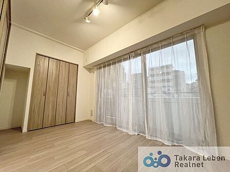 約6.0帖のゆとりある広さ＋バルコニーに面しており、窓が広く開放感あるお部屋です。