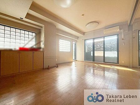 家族が集まる場所だからこそ、採光と通風を確保した心地よいリビングとなっております。自然と家族皆が揃い、笑顔が溢れる場となりそうです。