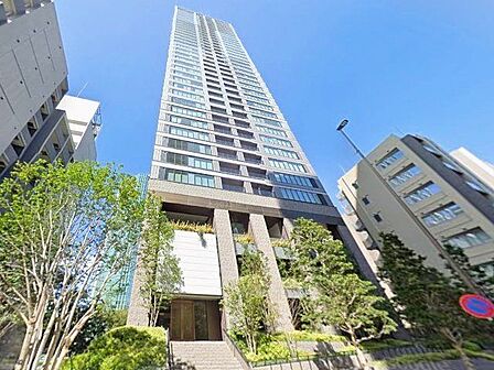 東京メトロ南北線と都営三田線が乗り入れる白金高輪駅まで徒歩約1分。通勤や通学など便利な立地。