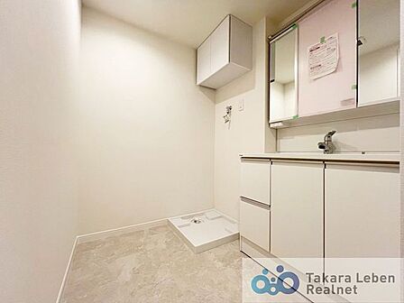 シンプルで明るい洗面脱衣所は、どなたでも使いやすい設計。身支度から洗濯まで、日々の生活をサポートします。