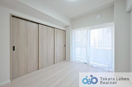 大きな掃き出し窓から採光が隅々まで行き渡る明るい空間です。