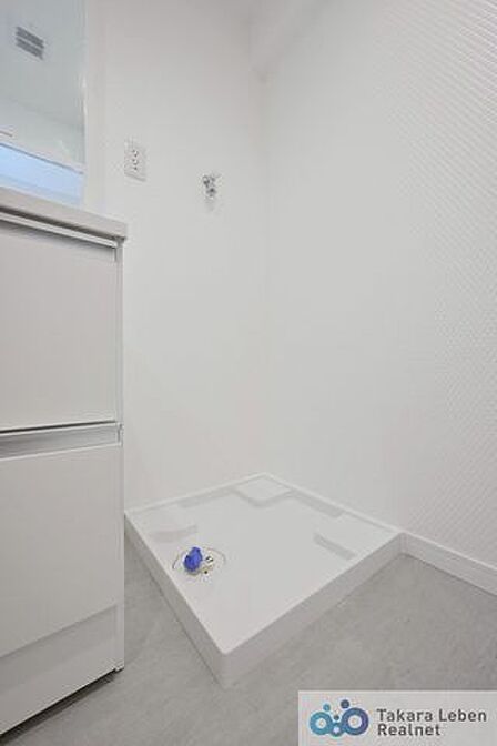 気持ちの良い朝はキレイな洗面所から。鏡裏の収納でモノが出がちな洗面所もスッキリ片付きます。