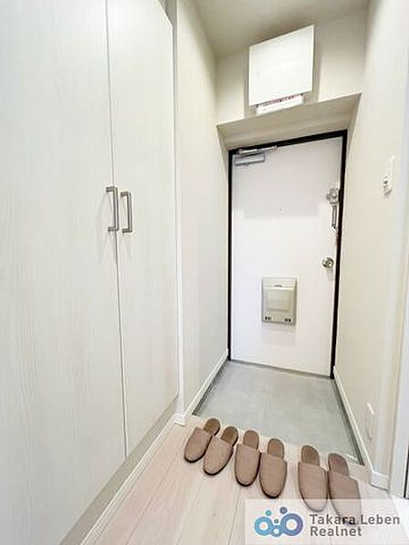 大型のシューズボックスも据え付けられているので靴の収納に困りません。