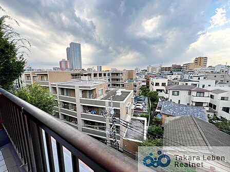 遮る建物なく見晴らしの良い眺望です。室内にも爽やかな風と心地の良い日差しが差し込みます。