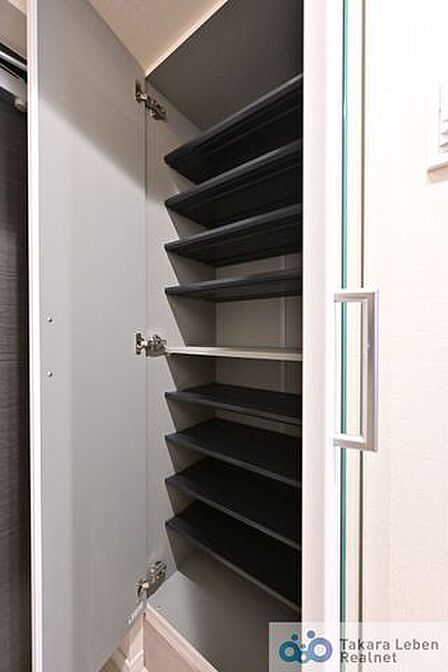 清潔感のある空間を保てるよう、収納スペースを広く設けました。