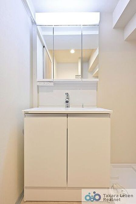 気持ちの良い朝はキレイな洗面所から。鏡裏の収納でモノが出がちな洗面所もスッキリ片付きます。