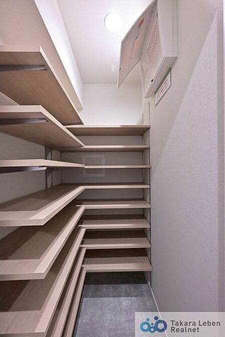 靴や傘、外で使うアイテムをまとめて収納できるシューズクローク。玄関まわりをすっきり保てます。