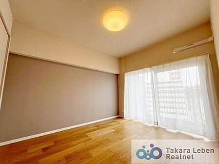 洋室約5.1帖:過ぎ行く時間をゆったりと感じることができる落ち着いたお部屋。