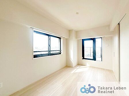 一面は腰高窓となっており、家具配置がしやすいお部屋です。全居室がバルコニーに面しています。