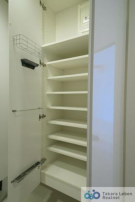 家族分の靴やお出かけ用品をすっきり整理できる、使い勝手の良い玄関収納を備えています。