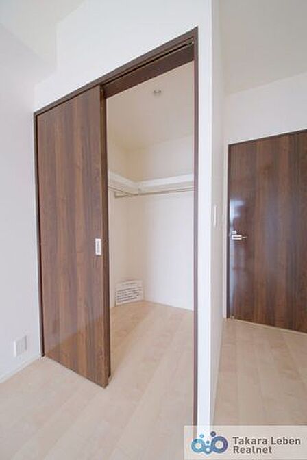 洋室約6.5帖:衣類をまとめて収納できるクローゼットが、すっきりとした空間づくりを支えます。