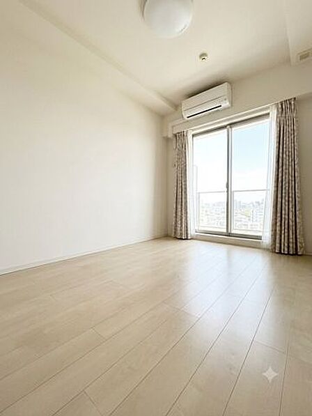 バルコニー側洋室約6.0帖：窓からたっぷりの光を取り込む居室で、開放感を感じながら過ごせます。