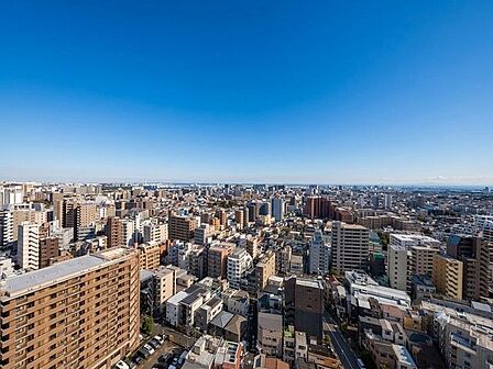 遠くまで見渡せる開放的な眺望が、毎日の暮らしに心地よい彩りを添えてくれます。