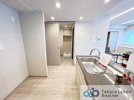 キッチンは人気の対面設計となっている為、リビングにいる方との会話が飛び交う明るい空間となりそうです。