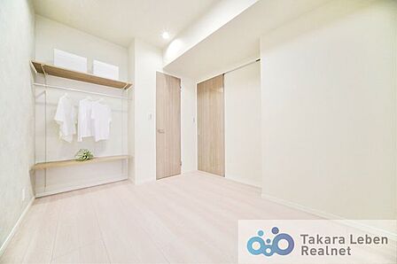 洋室約6.1帖。生活スタイルに合わせて自由に使える洋室。無駄のない間取りでプライベート空間を確保できます。