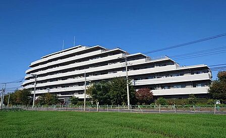 緑あふれる穏やかな住宅地のマンション。トランクルーム有・ペット飼育のご相談可能です。