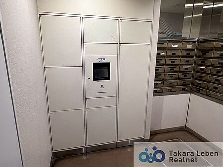 メールボックスコーナーも綺麗に整えられております。共用部分が清潔に保たれていると、マンション全体の品格が上がりますね。
