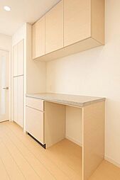 カップボードを備えたキッチン。食器や調理家電をすっきり収納しやすい空間です。