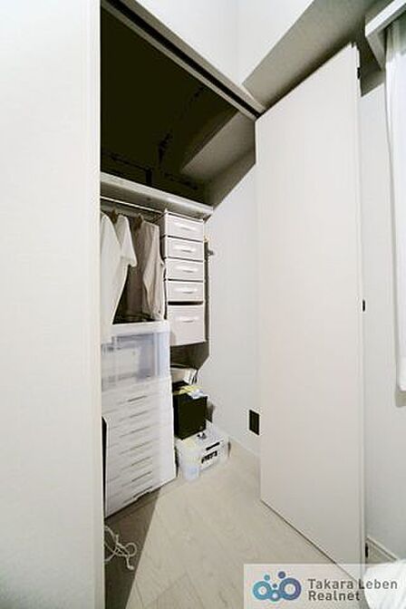 洋室約5.1帖:クローゼット付きの居室は、家具を増やしすぎず空間を有効活用できます。