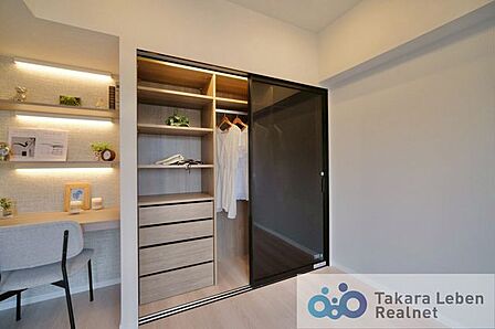 洋室約5.9帖：日常使いの衣類から小物類まで整理しやすいクローゼットを備えています。