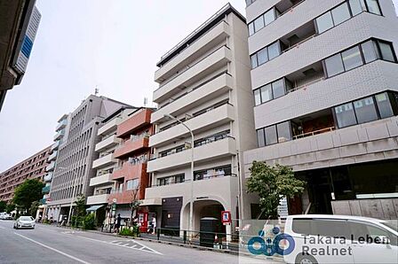 日比谷線「広尾」駅から徒歩約10分。3路線3駅利用可能、明治通りに面した交通アクセス便利な立地。